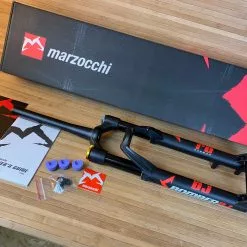 Marzocchi BOMBER DJ Schwarz 100mm / 26" Dirt Federgabel