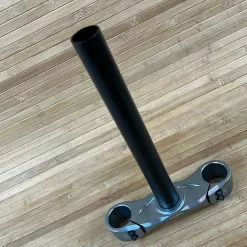 Rock-shox Rock Shox Boxxer Untere Brücke Mit Schaft 1 1/8" Crown-Steerer 46mm Offset ( 10 OS ) -Neatflow Verkäufe IMG 0147 81931c9f 90c9 4b9d aa47 dc9cae1f48c0