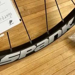 Spank Spoon 32 26" Vorderrad Schwarz 110x20 Und 100x15 -Neatflow Verkäufe IMG 0711