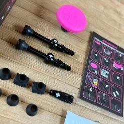 Muc-Off Muc Off Tubeless Tag Holder & 44mm Valve Kit Black 12 Muc-Off Muc Off Tubeless Tag Holder & 44mm Valve Kit Black -Neatflow Verkäufe IMG 1684