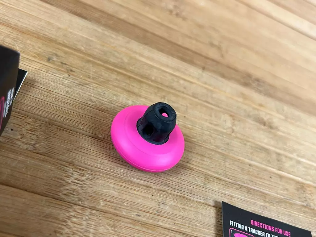 Muc-Off Muc Off Tubeless Tag Holder & 44mm Valve Kit Black 5 Muc-Off Muc Off Tubeless Tag Holder & 44mm Valve Kit Black – Bild 3