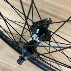 DMR Comp Disc Laufrad Vorne / VR 26" Schnellspanner Schwarz -Neatflow Verkäufe IMG 2027