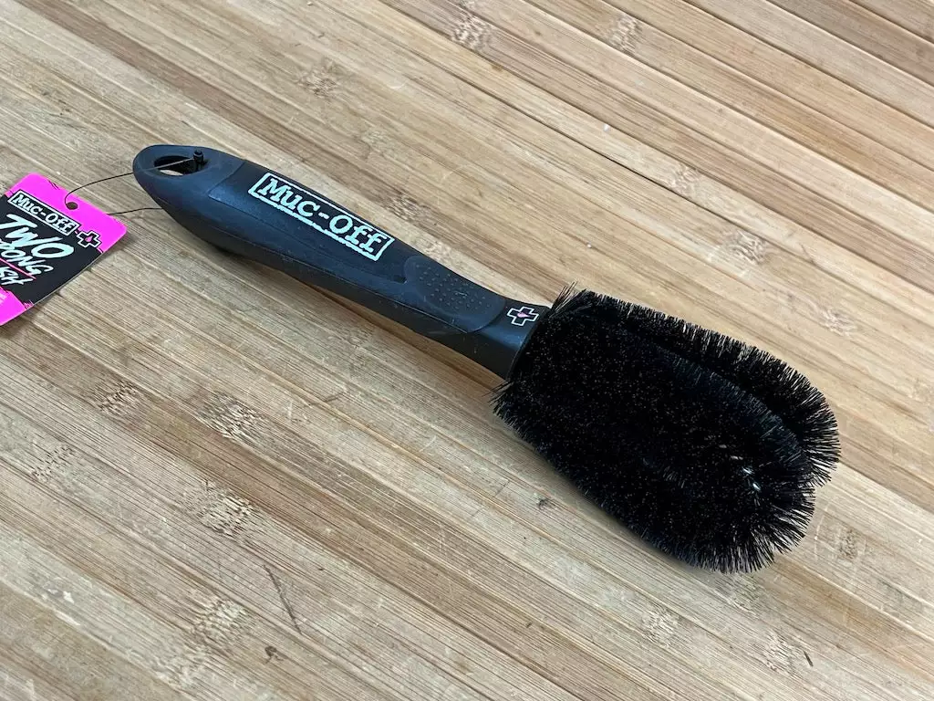 Muc-Off Muc Off Two Prong Brush Bürste 4 Muc-Off Muc Off Two Prong Brush Bürste – Bild 2