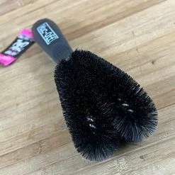 Muc-Off Muc Off Two Prong Brush Bürste 8 Muc-Off Muc Off Two Prong Brush Bürste -Neatflow Verkäufe IMG 3510 d76a7365 1f81 4091 b52c 2fdaa888cfbe