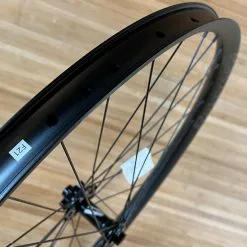 Reverse Black One Vorderrad VR 29" Boost 110 X 15mm Schwarz 16 Reverse Black One Vorderrad VR 29" Boost 110 X 15mm Schwarz -Neatflow Verkäufe IMG 4042