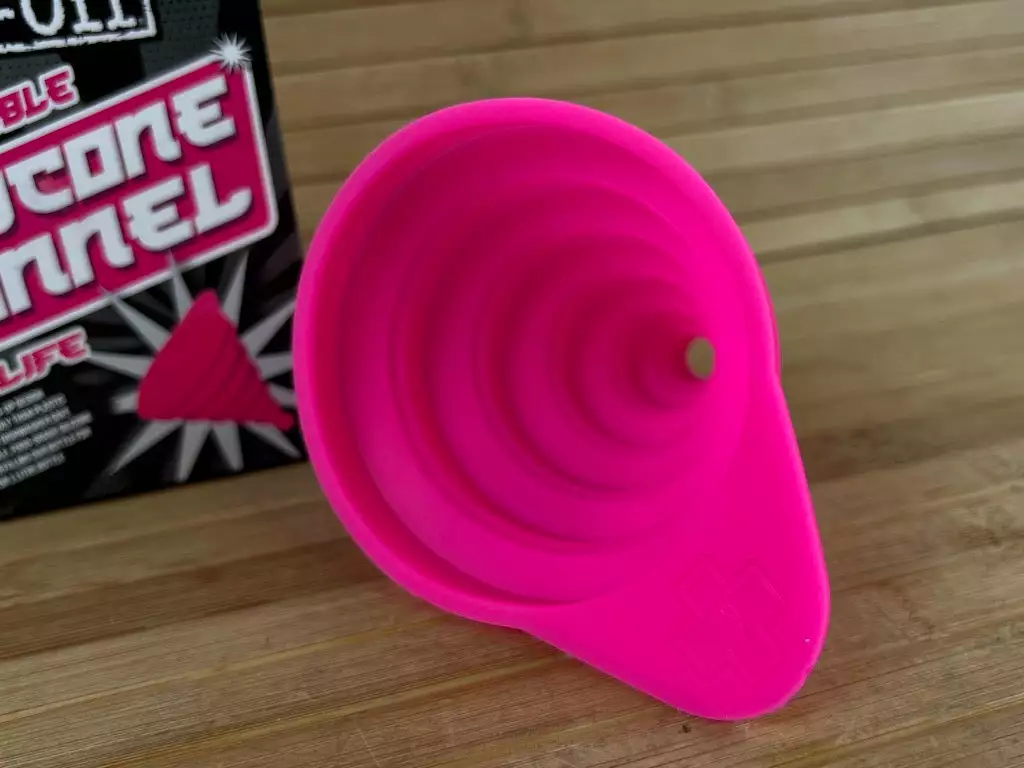Muc-Off Muc Off Collapsible Silicone Funnel Trichter Zusammenklappbar 4 Muc-Off Muc Off Collapsible Silicone Funnel Trichter Zusammenklappbar – Bild 2