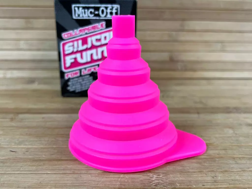 Muc-Off Muc Off Collapsible Silicone Funnel Trichter Zusammenklappbar 5 Muc-Off Muc Off Collapsible Silicone Funnel Trichter Zusammenklappbar – Bild 3