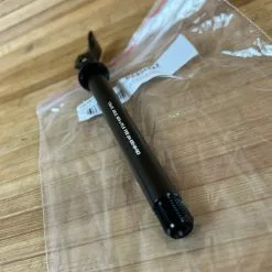 FOX Achse 2020 110x15mm Boost Schwarz Axle Schnellspanner -Neatflow Verkäufe IMG 6099 33ebd6f5 8fa6 48aa beb6 2eef12dc79ab