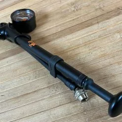 Fox Dämpferpumpe / Gabelpumpe 350PSI Schwarz -Neatflow Verkäufe IMG 6585 07d946a9 ad61 488b 878d 6d60652445d4