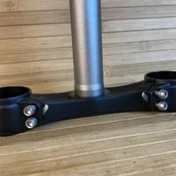 Fox 40 Untere Brücke Mit Schaft 1 1/8" Crown-Steerer -Neatflow Verkäufe IMG 7852 scaled