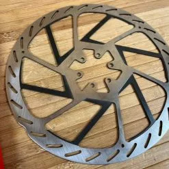 SRAM HS2 Disc / Bremsscheibe 220mm 6-Loch -Neatflow Verkäufe IMG 8034 65ffd74f ee27 4c7e 98f0 00fc09604855