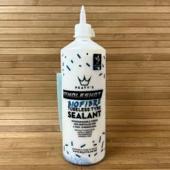 Peaty's Holeshot BioFibre Tubeless Tire Sealant 1L Dichtmilch