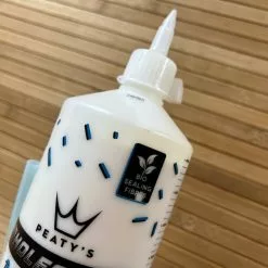 Peaty's Holeshot BioFibre Tubeless Tire Sealant 1L Dichtmilch -Neatflow Verkäufe IMG 8371 0b3f9a43 2284 4865 a9e9 1d8c825c440a