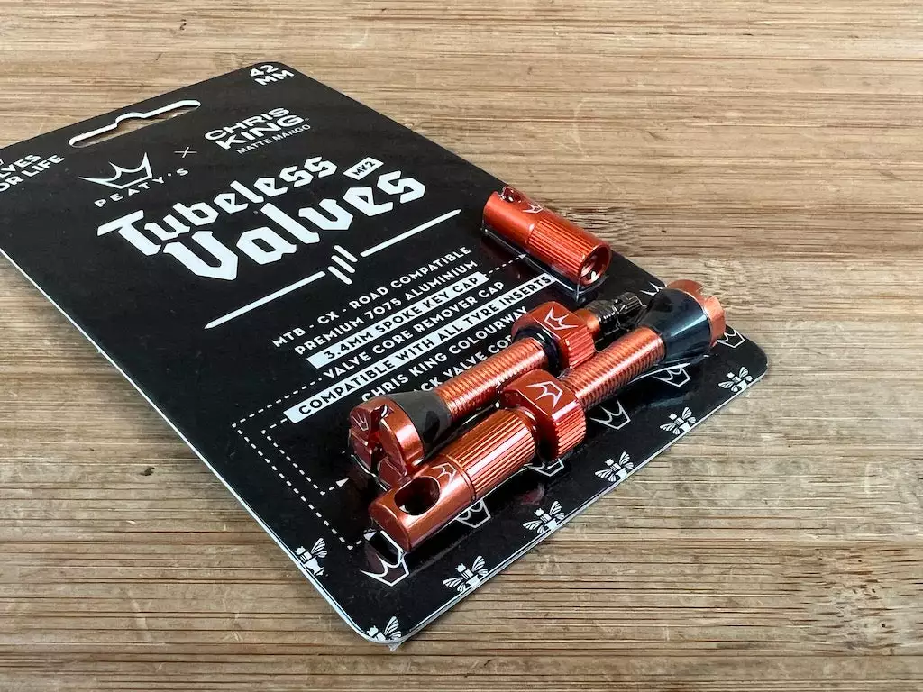 Peaty's Tubeless Ventile MK2 42mm Mango 4 Peaty's Tubeless Ventile MK2 42mm Mango – Bild 2