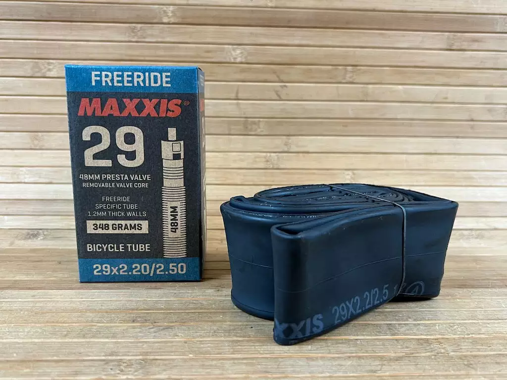 Maxxis Schlauch 29" 2.2/2.5 FV Freeride Presta 48mm 6 Maxxis Schlauch 29" 2.2/2.5 FV Freeride Presta 48mm – Bild 4