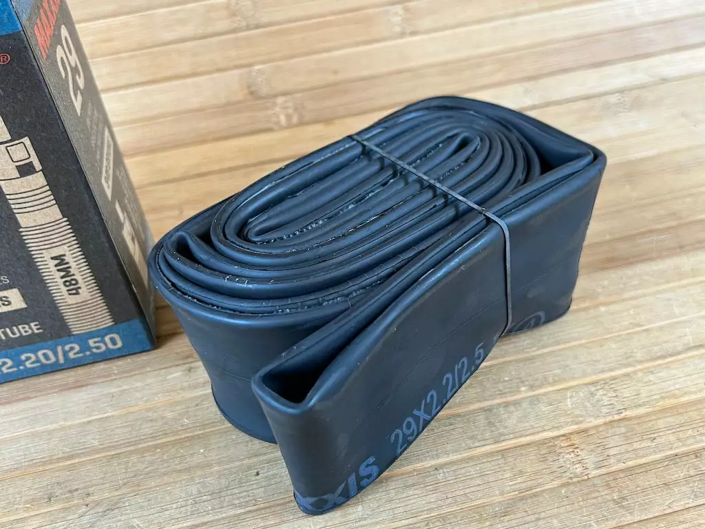 Maxxis Schlauch 29" 2.2/2.5 FV Freeride Presta 48mm 5 Maxxis Schlauch 29" 2.2/2.5 FV Freeride Presta 48mm – Bild 3