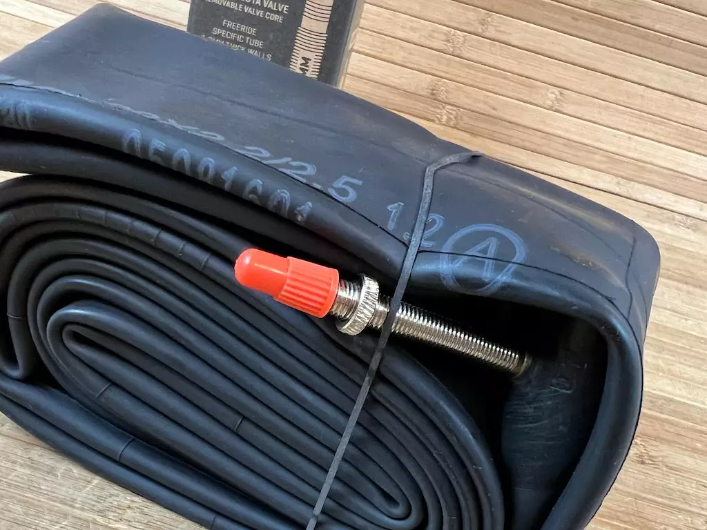 Maxxis Schlauch 29" 2.2/2.5 FV Freeride Presta 48mm 4 Maxxis Schlauch 29" 2.2/2.5 FV Freeride Presta 48mm – Bild 2