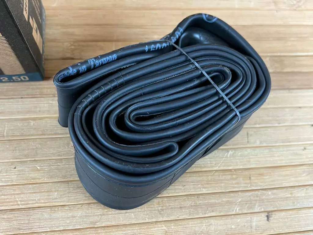 Maxxis Schlauch 29" 2.2/2.5 FV Freeride Presta 36mm 4 Maxxis Schlauch 29" 2.2/2.5 FV Freeride Presta 36mm – Bild 2