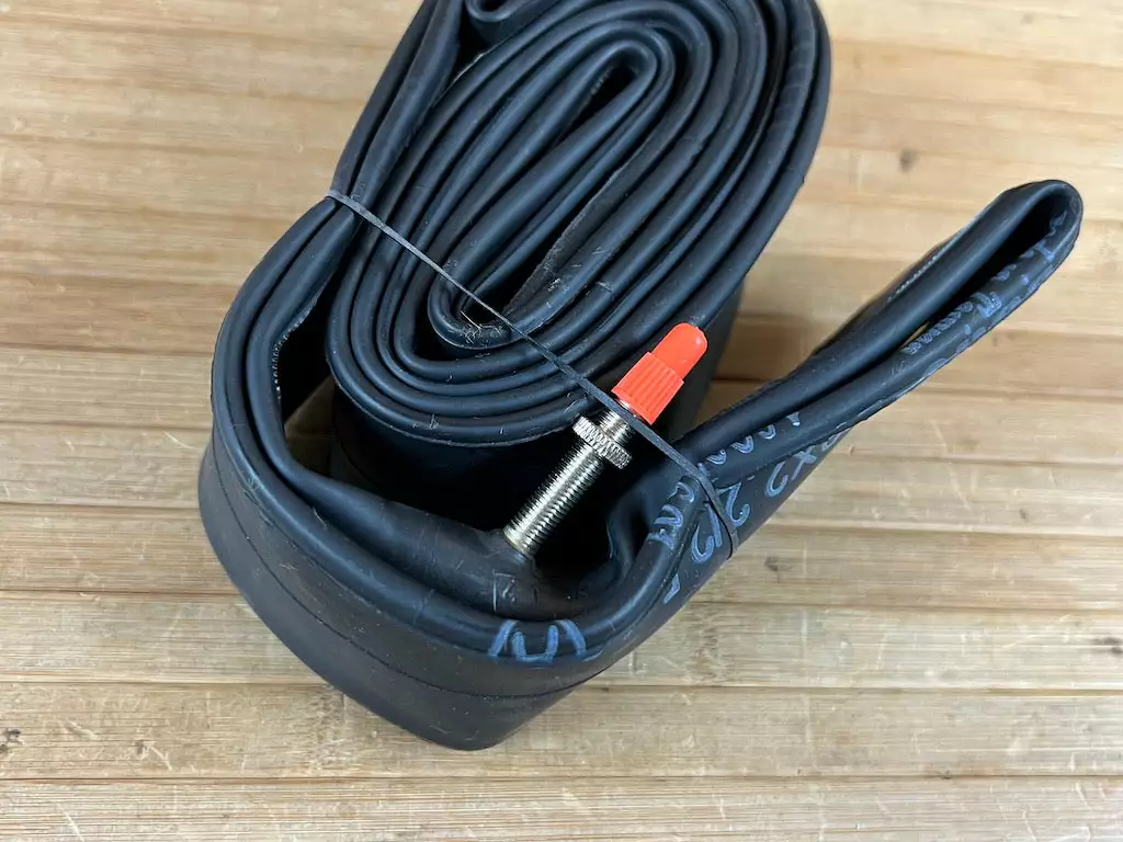 Maxxis Schlauch 29" 2.2/2.5 FV Freeride Presta 36mm 5 Maxxis Schlauch 29" 2.2/2.5 FV Freeride Presta 36mm – Bild 3