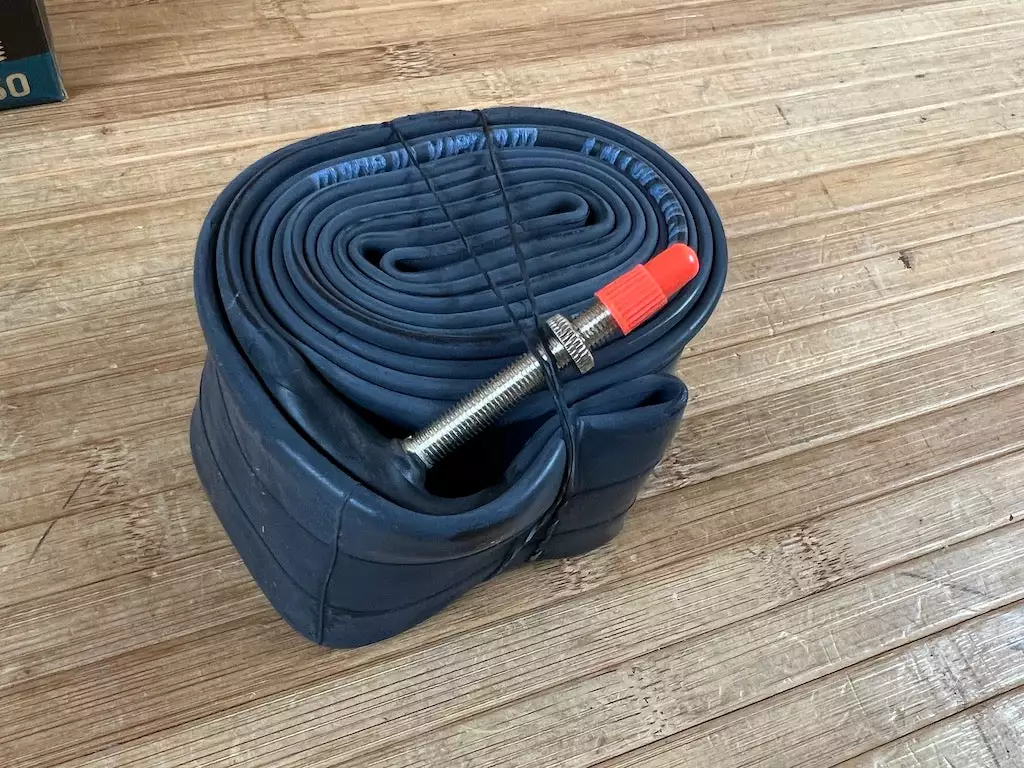 Maxxis Schlauch 27.5" 2.2/2.5 FV Freeride Presta 48mm 4 Maxxis Schlauch 27.5" 2.2/2.5 FV Freeride Presta 48mm – Bild 2