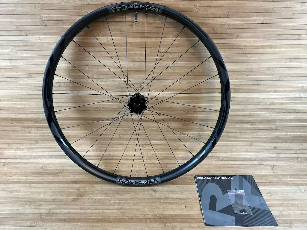 Race Face Next R 31 Carbon Vorderrad VR 29" Boost Schwarz 3 Race Face Next R 31 Carbon Vorderrad VR 29" Boost Schwarz