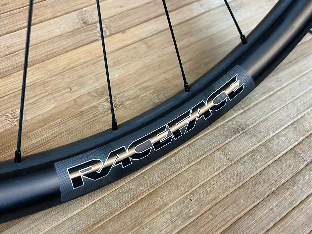 Race Face Next R 31 Carbon Vorderrad VR 29" Boost Schwarz 14 Race Face Next R 31 Carbon Vorderrad VR 29" Boost Schwarz – Bild 12