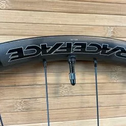 Race Face Next R 31 Carbon Vorderrad VR 29" Boost Schwarz 25 Race Face Next R 31 Carbon Vorderrad VR 29" Boost Schwarz -Neatflow Verkäufe IMG 9232 9348b7f0 a0c6 40e3 8f7b bb751a8b3071