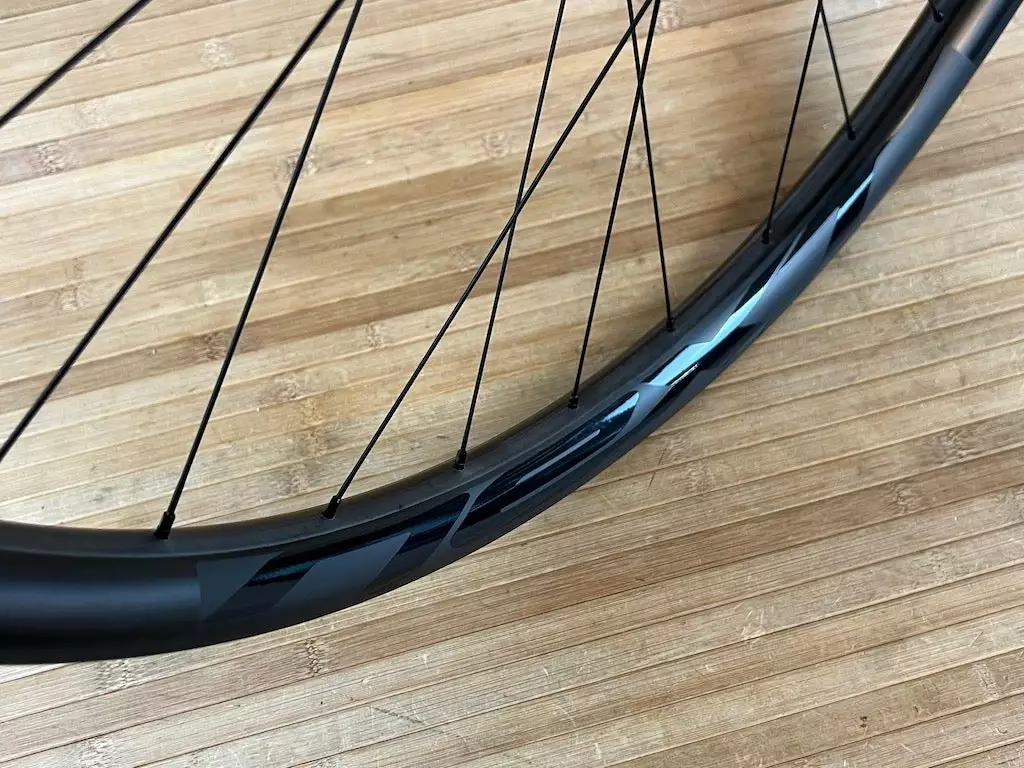 Race Face Next R 31 Carbon Vorderrad VR 29" Boost Schwarz 12 Race Face Next R 31 Carbon Vorderrad VR 29" Boost Schwarz – Bild 10