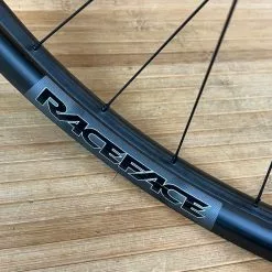 Race Face Next R 31 Carbon Vorderrad VR 29" Boost Schwarz 18 Race Face Next R 31 Carbon Vorderrad VR 29" Boost Schwarz -Neatflow Verkäufe IMG 9238 47c769a5 da9b 4702 a891 58fdf924ea77