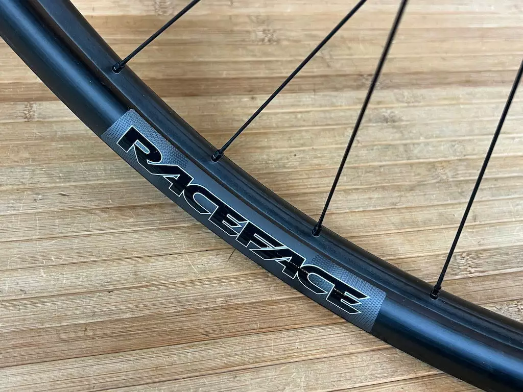 Race Face Next R 31 Carbon Vorderrad VR 29" Boost Schwarz 6 Race Face Next R 31 Carbon Vorderrad VR 29" Boost Schwarz – Bild 4